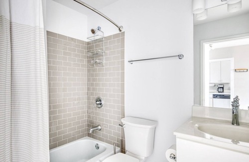 Lake View East Apartment | Luxe Lakeview Studio w/ Deck, Pool & Gym, nr Lincoln Park, by Blueground