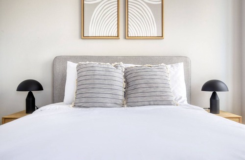 Lake View East Apartment | Luxe Lakeview Studio w/ Deck, Pool & Gym, nr Lincoln Park, by Blueground