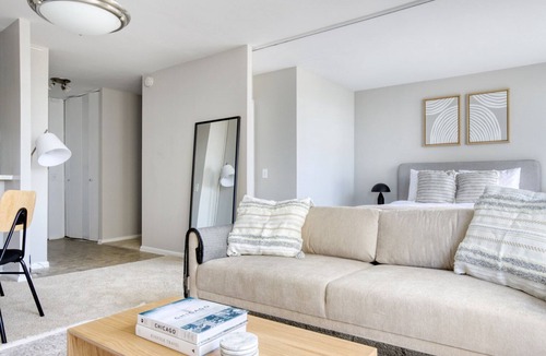 Lake View East Apartment | Luxe Lakeview Studio w/ Deck, Pool & Gym, nr Lincoln Park, by Blueground