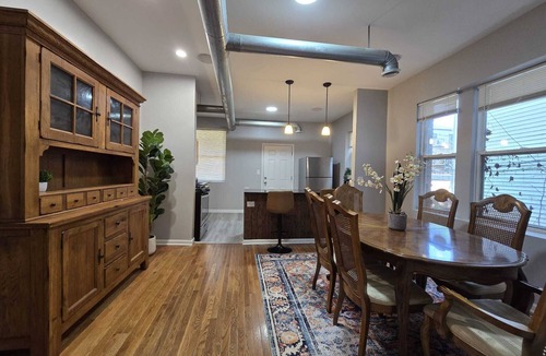 Woodlawn Apartment | Luxe Loft vibe –4BR/3BA Apt– King Suite-11 minutes from downtown-Families-Groups