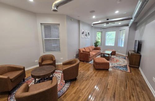 Woodlawn Apartment | Luxe Loft vibe with King Suite - 4BR 3Ba