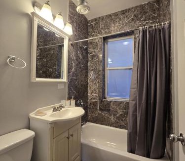 Woodlawn Apartment | Luxe Loft vibe with King Suite - 4BR 3Ba