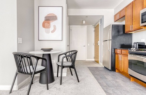 Downtown Chicago Apartment | Luxe Loop Studio w/Gym, Pool & Lounge, 1 block from L, by Blueground
