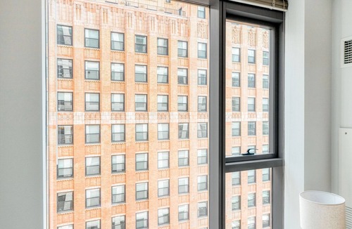 Downtown Chicago Apartment | Luxe Loop Studio w/Gym, Pool & Lounge, 1 block from L, by Blueground
