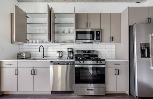 River North Apartment | Luxe River North 1BR w/Pool & Fitness Area, 1 Block to L, by Blueground