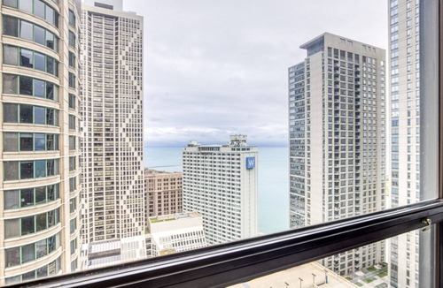 Streeterville Apartment | Luxe Streeterville Studio w/Gym, Pool, walk to Navy Pier, by Blueground