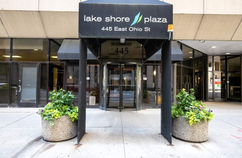 Streeterville Apartment | Luxe Streeterville Studio w/Gym, Pool, walk to Navy Pier, by Blueground