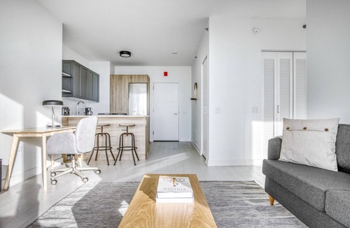 West Loop Apartment | Luxe West Loop 1BR w/Pool, Coworking & Gym, 1 block to L, by Blueground