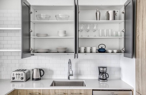 West Loop Apartment | Luxe West Loop 1BR w/Pool, Coworking & Gym, 1 block to L, by Blueground