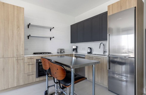 West Loop Apartment | Luxe West Loop Studio w/Gym, Pool, Coworking, walk to UIC, by Blueground