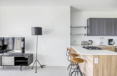 West Loop Apartment | Luxe West Loop Studio w/Gym, Pool, Coworking, walk to UIC, by Blueground