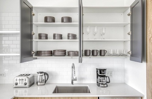 West Loop Apartment | Luxe West Loop Studio w/Gym, Pool, Coworking, walk to UIC, by Blueground