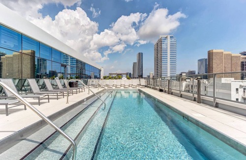 West Loop Apartment | Luxe West Loop Studio w/Gym & Pool in heart of Greektown, by Blueground