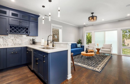 Grand Boulevard House | LuxHome up to 6 guests in Chicago; WiFi, AC, Heat, Security cams, Downtown 8mins