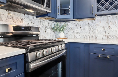 Grand Boulevard House | LuxHome up to 6 guests in Chicago; WiFi, AC, Heat, Security cams, Downtown 8mins