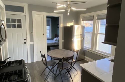 Brighton Park Apartment | Luxurious 3Br with parking on premises 🌔