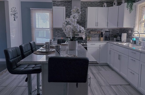 Burbank House | Luxurious 4-bedroom house 30min near downtown Chicago