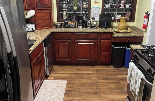 Brookfield House | Luxurious Brookfield Zoo 3-4 bedroom cape cod in the heart of Brookfield, IL