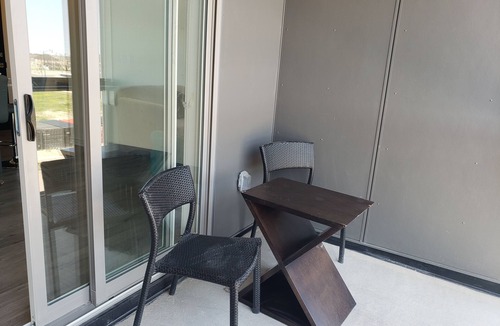 Mount Pleasant Condo | Luxurious Condo Apt 2BRs+1BAs+1Office, w. parking