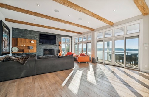 Lafontaine Cottage | Luxurious Cottage in Tiny 5bd4bth|Private Beach Front