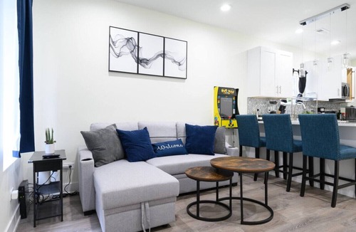 Little Village Apartment | Luxurious, Cozy Beauty 10 min from Downtown Chicago