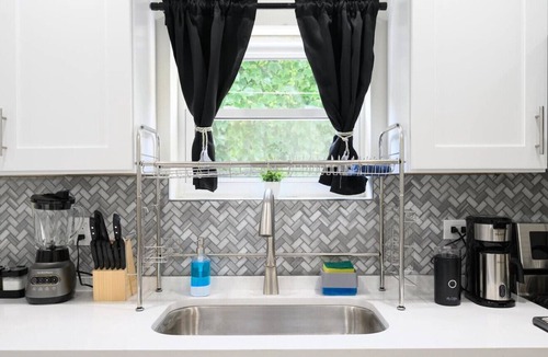 Little Village Apartment | Luxurious, Cozy Beauty 10 min from Downtown Chicago