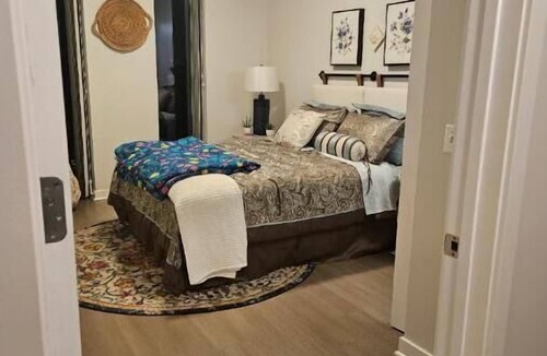 Near West Side Condo | Luxurious & Cozy with an Amazing View in an area that offers it all w/transprtnn