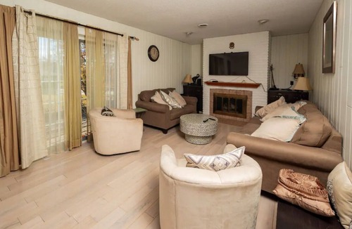 Moline Condo | Luxurious Faimly-friendly nEatery,Walmart,JohnDeere World Headquarters&lot more.