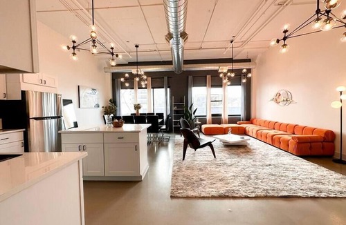 Near South Side Apartment | Luxurious McCormick Place 6 bed/3 bath Suite for groups with optional parking