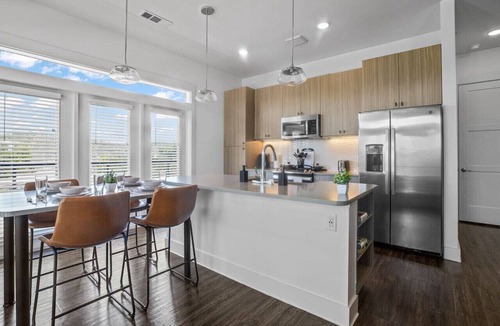 West Oak Hill Apartment | Luxurious New Unit|2Bd2Ba|Pool, Golf Sim