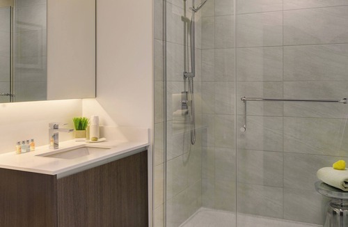 Near North Side Apartment | Luxurious Old Town Chicago Suites – Perfect for Families & Corporate Stays