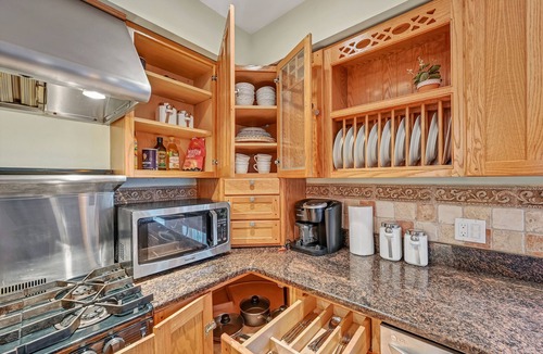 Walton Park House | Luxurious & Peaceful ~ Pool ~ Fire Pit ~ Backyard!