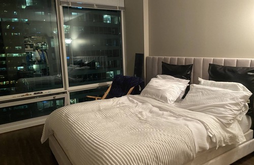 Streeterville Condo | Luxury 2 bed. Views of Navy pier, lakefront and city! Beach within steps!