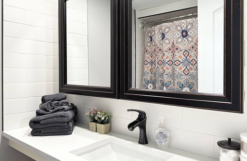 Hickory Hills Apartment | Luxury 2bdr&2bath/Fast WiFi/4KTVs/Free parking/Comfy beds/Getaway