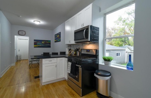 Irving Park Apartment | Luxury 3 Bedroom in Irving Park
