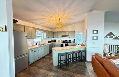Beech Mountain Ski Chalet | Luxury 3BR Cabin ~ Hot Tub · Fire Pit · Long-Range Views ~ Dogs Welcome