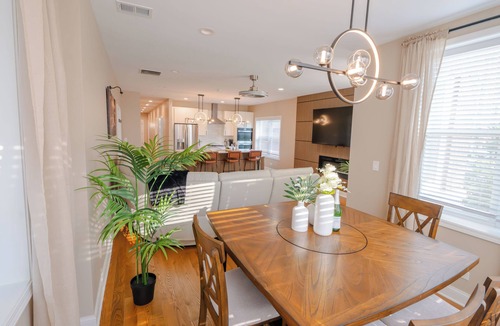 Rogers Park Villa | Luxury 9 BR, Villa Mins from Downtown and the Lake.