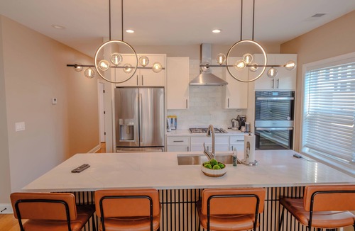 Rogers Park Villa | Luxury 9 BR, Villa Mins from Downtown and the Lake.