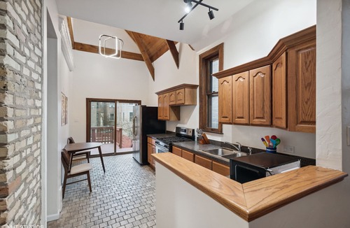 Lake View East Apartment | Luxury Cabin in Lakeview