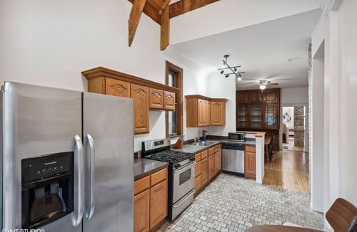 Lake View East Apartment | Luxury Cabin in Lakeview