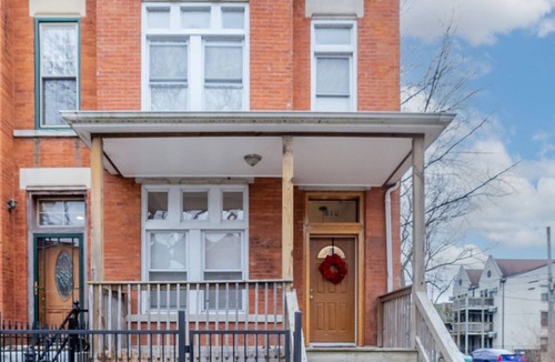 Grand Boulevard House | Luxury Chicago TH is a 10-minute drive to DWTN, perfect for city access RSV Now