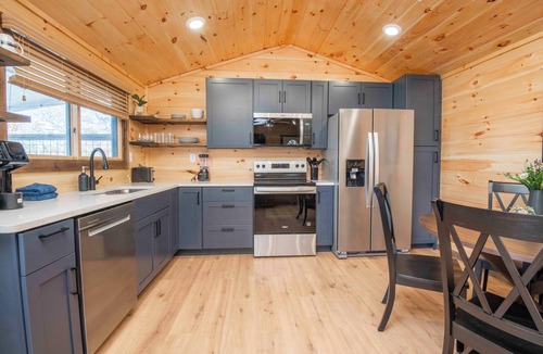 Bluff Mountain Cabin | Luxury Couples Getaway - King Bed - Hot Tub - Beautiful Views