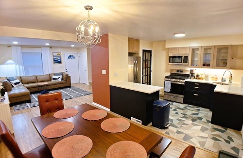Gurnee House | Luxury Cozy Stay-Near Six Flags, Navy Base