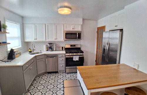 Gurnee House | Luxury Cozy Stay-Near Six Flags, Navy Base