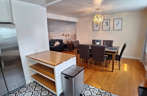 Gurnee House | Luxury Cozy Stay-Near Six Flags, Navy Base