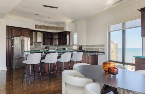 Rush and Division Apartment | Luxury Designer Penthouse NW | Pool | Gold Coast