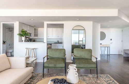 Rush and Division Apartment | Luxury Designer Penthouse Combo | NW | Gold Coast