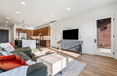 Eagle Apartment | Luxury Downtown Eagle Condo King Suite Parking Walk to Dining and River