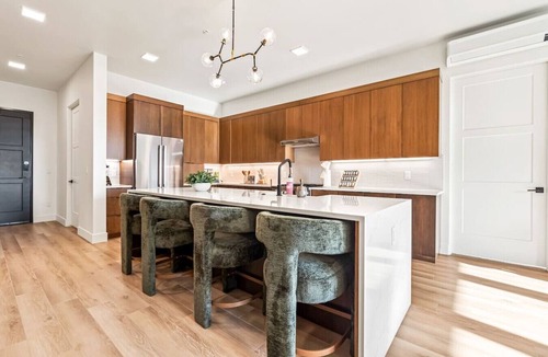 Eagle Apartment | Luxury Downtown Eagle Condo King Suite Parking Walk to Dining and River