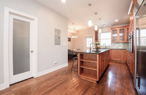 Roscoe Village House | Luxury duplex home in Roscoe Village/Wrigley Field with Free Steet Parking